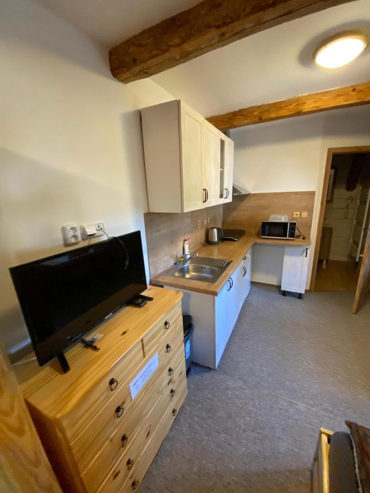 Apartman Na Statku Červený Kostelec מראה חיצוני תמונה